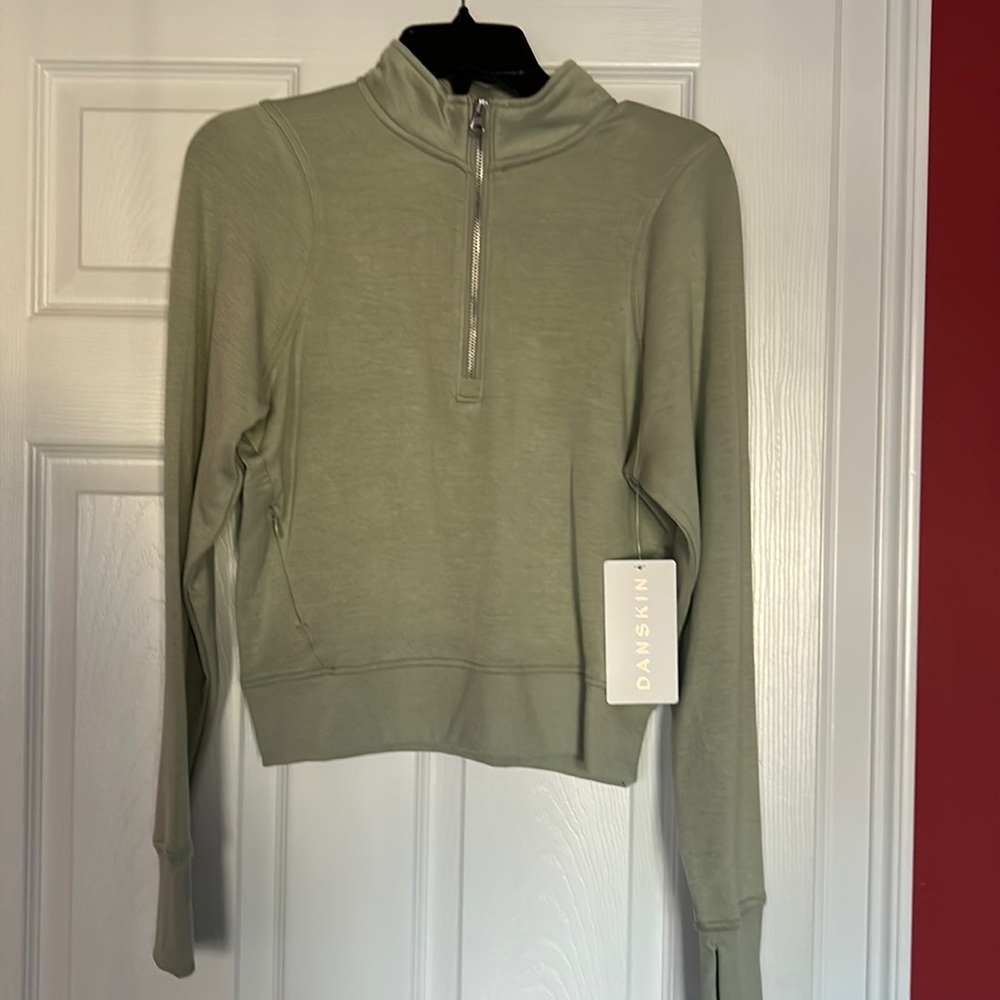 Woman’s cityscape half zip